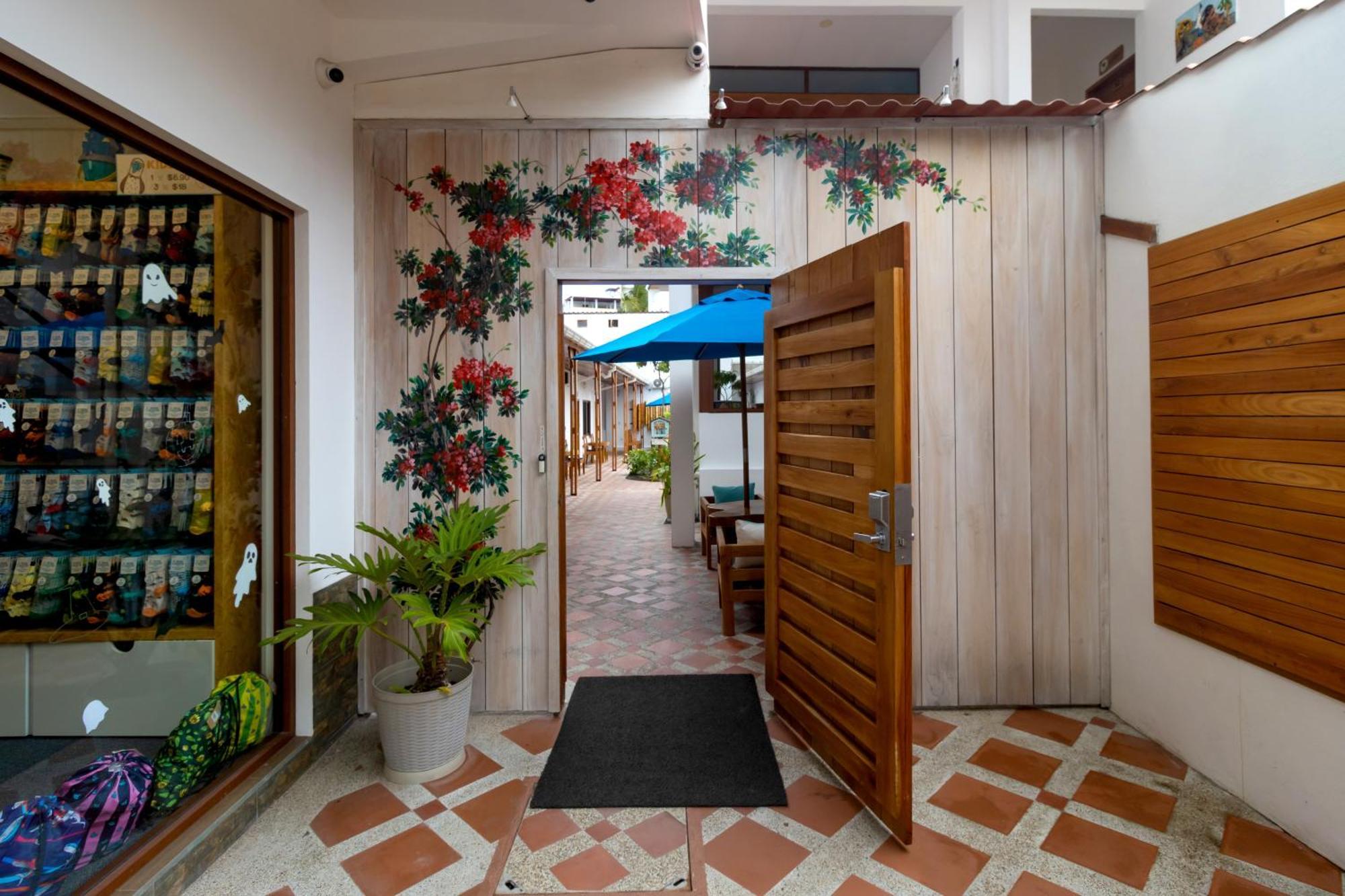 Plaza Luna Suites Puerto Ayora  Zewnętrze zdjęcie